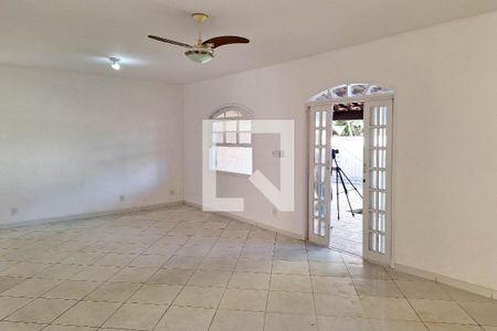 Sala de casa à venda com 3 quartos, 330m² em Piratininga, Niterói
