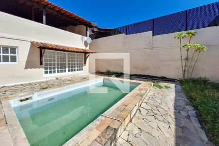 Casa à venda com 330m², 3 quartos e 3 vagasPiscina