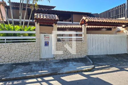 Casa à venda com 330m², 3 quartos e 3 vagasFachada