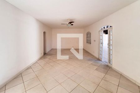 Sala de casa à venda com 3 quartos, 330m² em Piratininga, Niterói