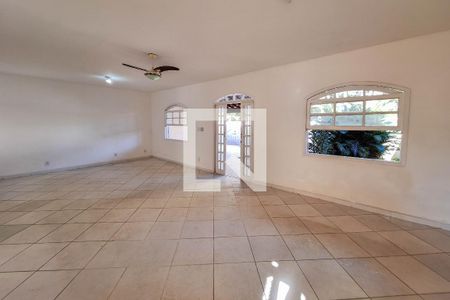 Sala de casa à venda com 3 quartos, 330m² em Piratininga, Niterói