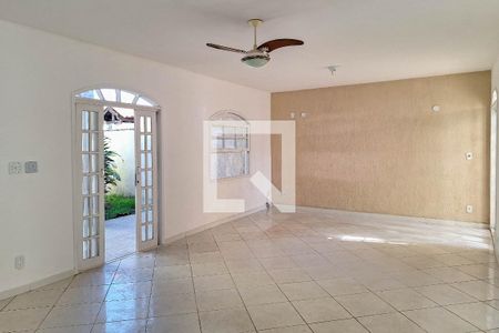 Sala de casa à venda com 3 quartos, 330m² em Piratininga, Niterói