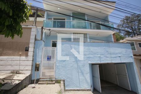 Casa de condomínio à venda com 240m², 4 quartos e 2 vagasFachada
