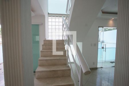 Casa de condomínio à venda com 240m², 4 quartos e 2 vagasEscada