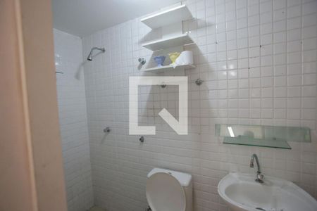 Casa de condomínio à venda com 240m², 4 quartos e 2 vagasBanheiro de Serviço