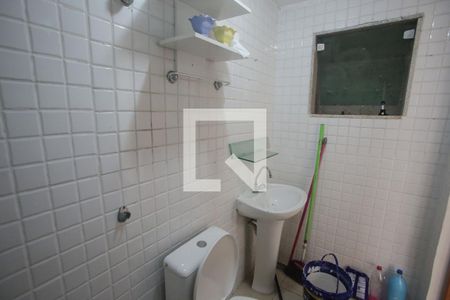 Casa de condomínio à venda com 240m², 4 quartos e 2 vagasBanheiro de Serviço