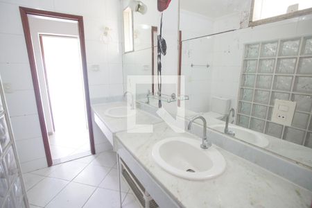 Casa de condomínio à venda com 240m², 4 quartos e 2 vagasBanheiro da Suíte 3