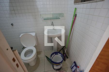 Casa de condomínio à venda com 240m², 4 quartos e 2 vagasBanheiro de Serviço