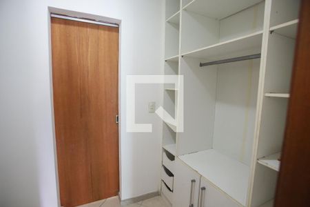 Casa de condomínio à venda com 240m², 4 quartos e 2 vagasCloset 2 da Suíte 3