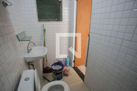 Casa de condomínio à venda com 240m², 4 quartos e 2 vagasBanheiro de Serviço