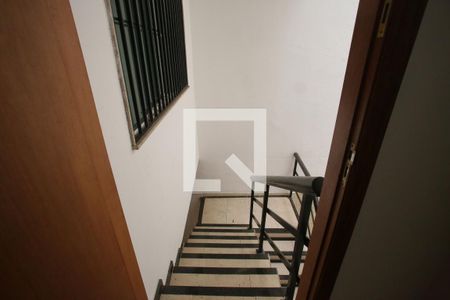 Casa de condomínio à venda com 240m², 4 quartos e 2 vagasEscada da área de Serviço