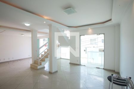 Sala de casa de condomínio à venda com 4 quartos, 240m² em Taquara, Rio de Janeiro