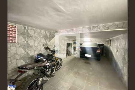 Casa à venda com 180m², 4 quartos e 2 vagas Casa à venda com 180m², 4 quartos e 2 vagasGaragem