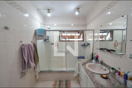 Casa à venda com 253m², 5 quartos e 3 vagas Casa à venda com 253m², 5 quartos e 3 vagasBanheiro da Suíte 1