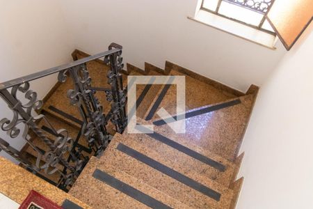 Casa à venda com 350m², 5 quartos e 3 vagasEscada 