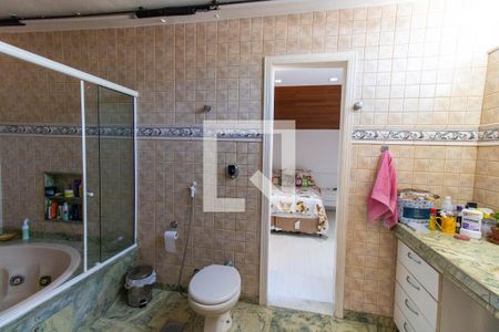 Casa à venda com 350m², 5 quartos e 3 vagasBanheiro das Suítes 1 e 2