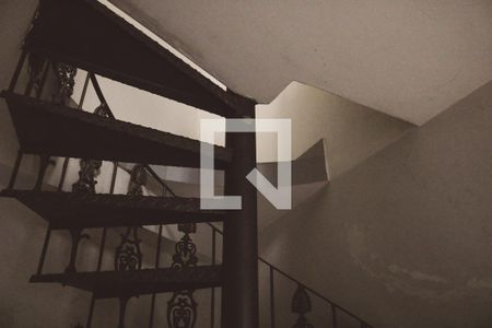 Casa à venda com 230m², 3 quartos e 5 vagas Casa à venda com 230m², 3 quartos e 5 vagasEscada