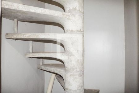 Casa à venda com 230m², 3 quartos e 5 vagas Casa à venda com 230m², 3 quartos e 5 vagasEscada