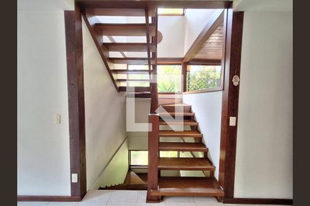 Casa à venda com 1037m², 5 quartos e 4 vagasEscadas