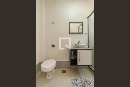 Banheiro de kitnet/studio para alugar com 1 quarto, 36m² em Azenha, Porto Alegre