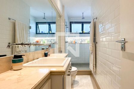 Apartamento à venda com 214m², 4 quartos e 2 vagasBanheiro de serviço