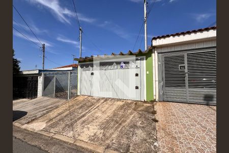 Casa à venda com 70m², 3 quartos e 4 vagasFachada + plaquinha