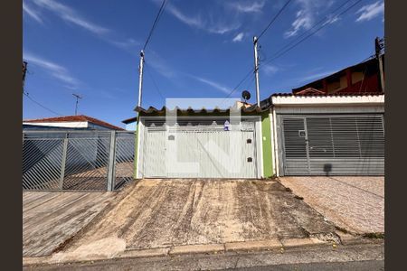 Casa à venda com 70m², 3 quartos e 4 vagasFachada + plaquinha