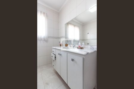 Casa à venda com 180m², 4 quartos e 2 vagasBanheiro