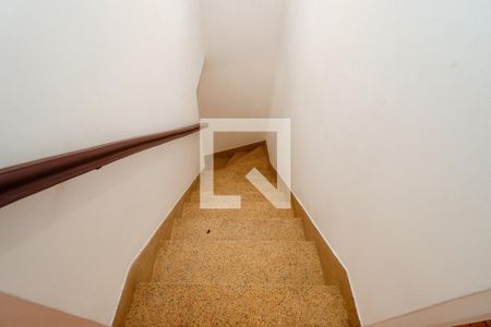 Casa para alugar com 114m², 4 quartos e 1 vaga Casa para alugar com 114m², 4 quartos e 1 vagaEscada