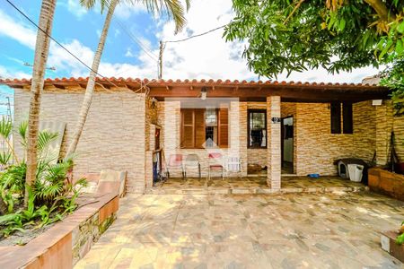 Casa à venda com 213m², 3 quartos e 2 vagasPátio/Fachada