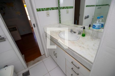 Casa de condomínio à venda com 280m², 4 quartos e 3 vagasBanheiro quarto 1 (canadense)