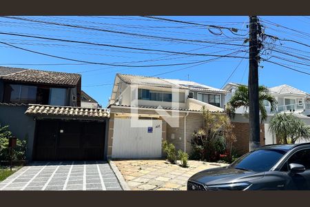 Casa de condomínio à venda com 280m², 4 quartos e 3 vagasFachada