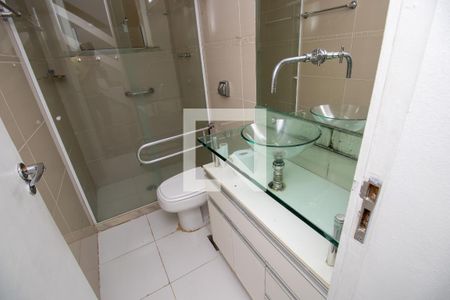 Casa de condomínio à venda com 280m², 4 quartos e 3 vagasBanheiro Social