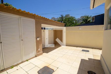 Casa de condomínio à venda com 280m², 4 quartos e 3 vagasQuintal