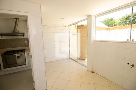 Casa de condomínio à venda com 280m², 4 quartos e 3 vagasÁrea de Serviço