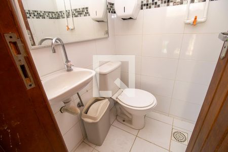 Casa de condomínio à venda com 280m², 4 quartos e 3 vagasBanheiro externo