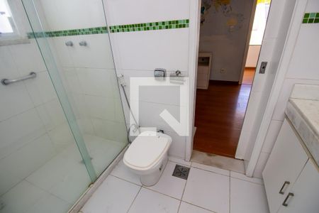 Casa de condomínio à venda com 280m², 4 quartos e 3 vagasBanheiro quarto 1 (canadense)