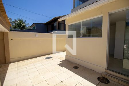 Casa de condomínio à venda com 280m², 4 quartos e 3 vagasQuintal