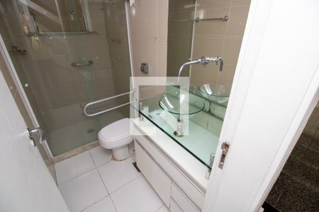 Casa de condomínio à venda com 280m², 4 quartos e 3 vagasBanheiro Social