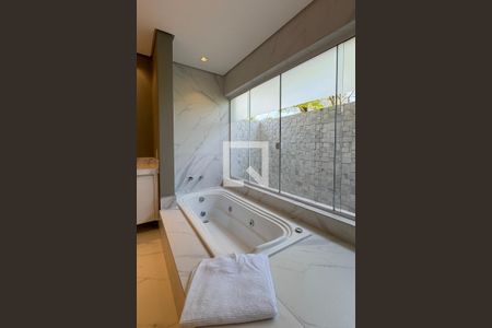 Casa de condomínio à venda com 500m², 3 quartos e 4 vagasBanheiro da Suíte 1