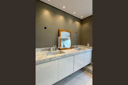 Casa de condomínio à venda com 500m², 3 quartos e 4 vagasBanheiro da Suíte 1