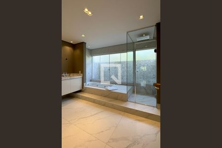 Casa de condomínio à venda com 500m², 3 quartos e 4 vagasBanheiro da Suíte 1