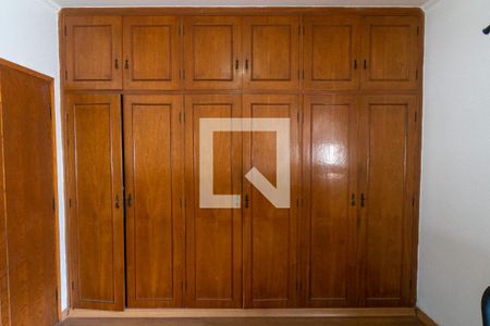 Casa à venda com 280m², 3 quartos e 6 vagasQuarto 2 - Armários
