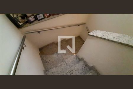 Casa para alugar com 358m², 4 quartos e 6 vagasEscada