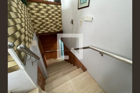 Casa à venda com 550m², 4 quartos e 2 vagasEscada