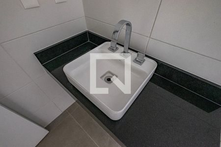 Casa à venda com 256m², 3 quartos e 2 vagasSuíte 1 - Banheiro