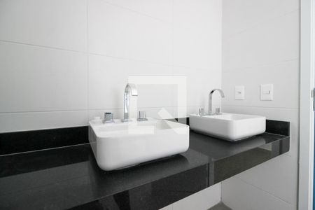 Casa de condomínio à venda com 225m², 3 quartos e 2 vagas Casa de condomínio à venda com 225m², 3 quartos e 2 vagasBanheiro da Suíte