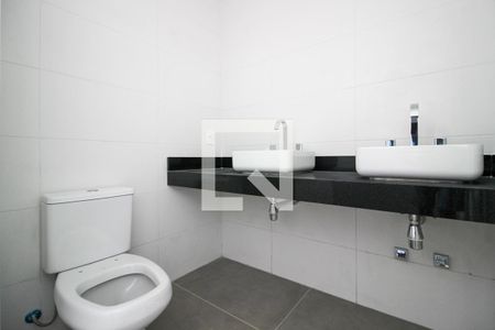 Casa de condomínio à venda com 225m², 3 quartos e 2 vagas Casa de condomínio à venda com 225m², 3 quartos e 2 vagasBanheiro da Suíte