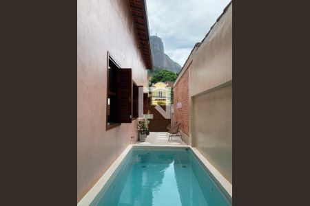 Casa à venda com 238m², 3 quartos e 2 vagasPiscina