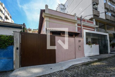 Casa à venda com 238m², 3 quartos e 2 vagasFachada